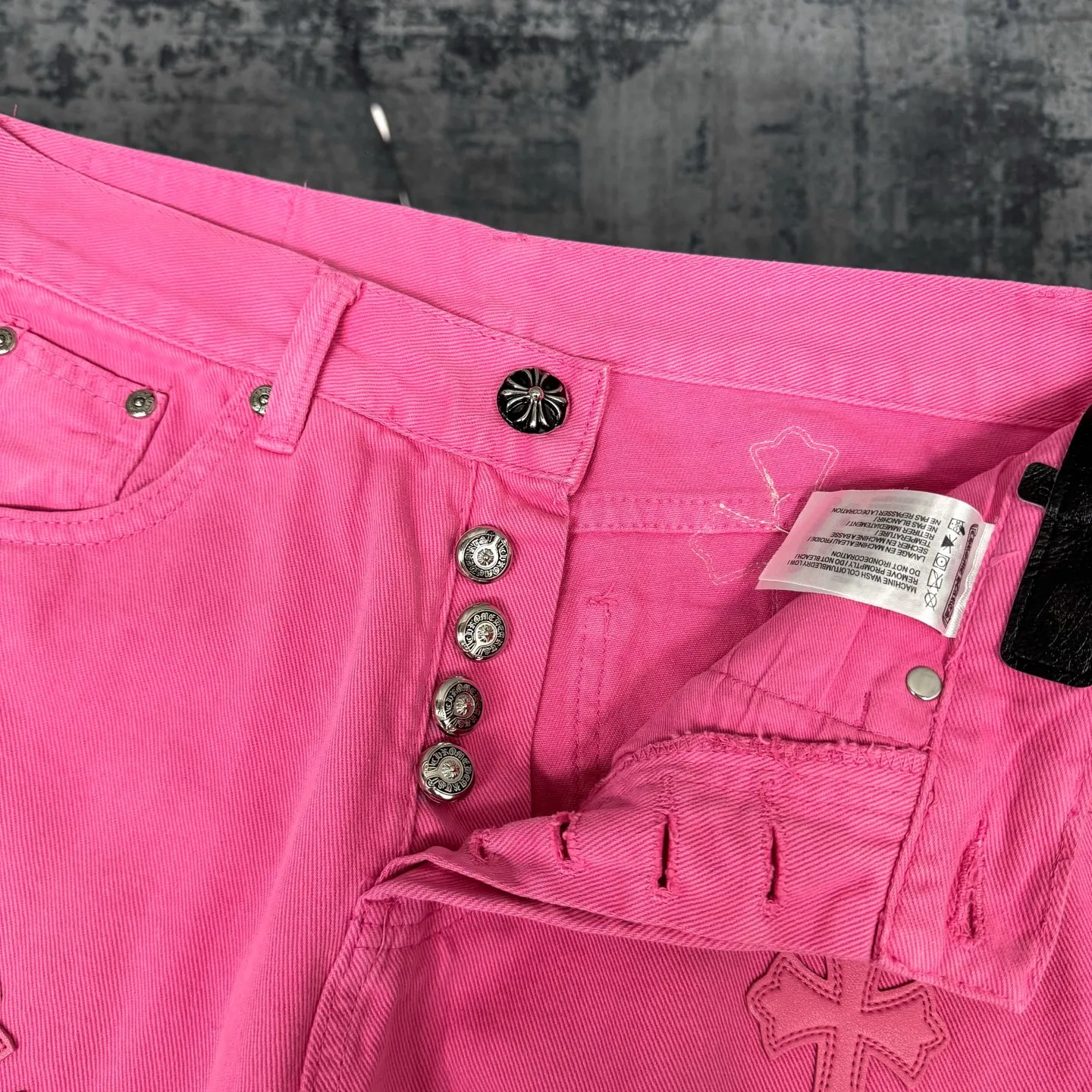 P260 Chrome hearts｜ch Chrome Hearts Limited Barbie Pink Leather Jeans for Girls - Charming dopamine personalized jeans, indispensable for fashionistas, the same model for celebrities, and one touted by many bloggers. This new pair of pants is perfect in terms of shape and upper body. It is no exaggeration to say that making a pair of jeans is equivalent to making 20 short-sleeved pieces. The fabric is made of high-quality imported denim. It has a unique high-end texture. I am very satisfied with it after washing and proofing several times.  Color: Barbie Pink Size: 28/30/32/34 Waist: 74/76/78/80 Pants Length: 101/102/103/104